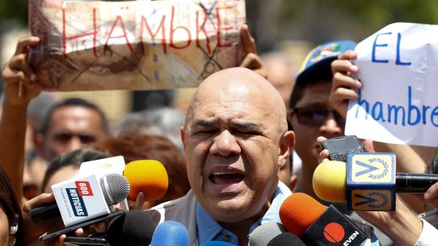 Jesus Torrealba habla ante los medios sobre el referendum.