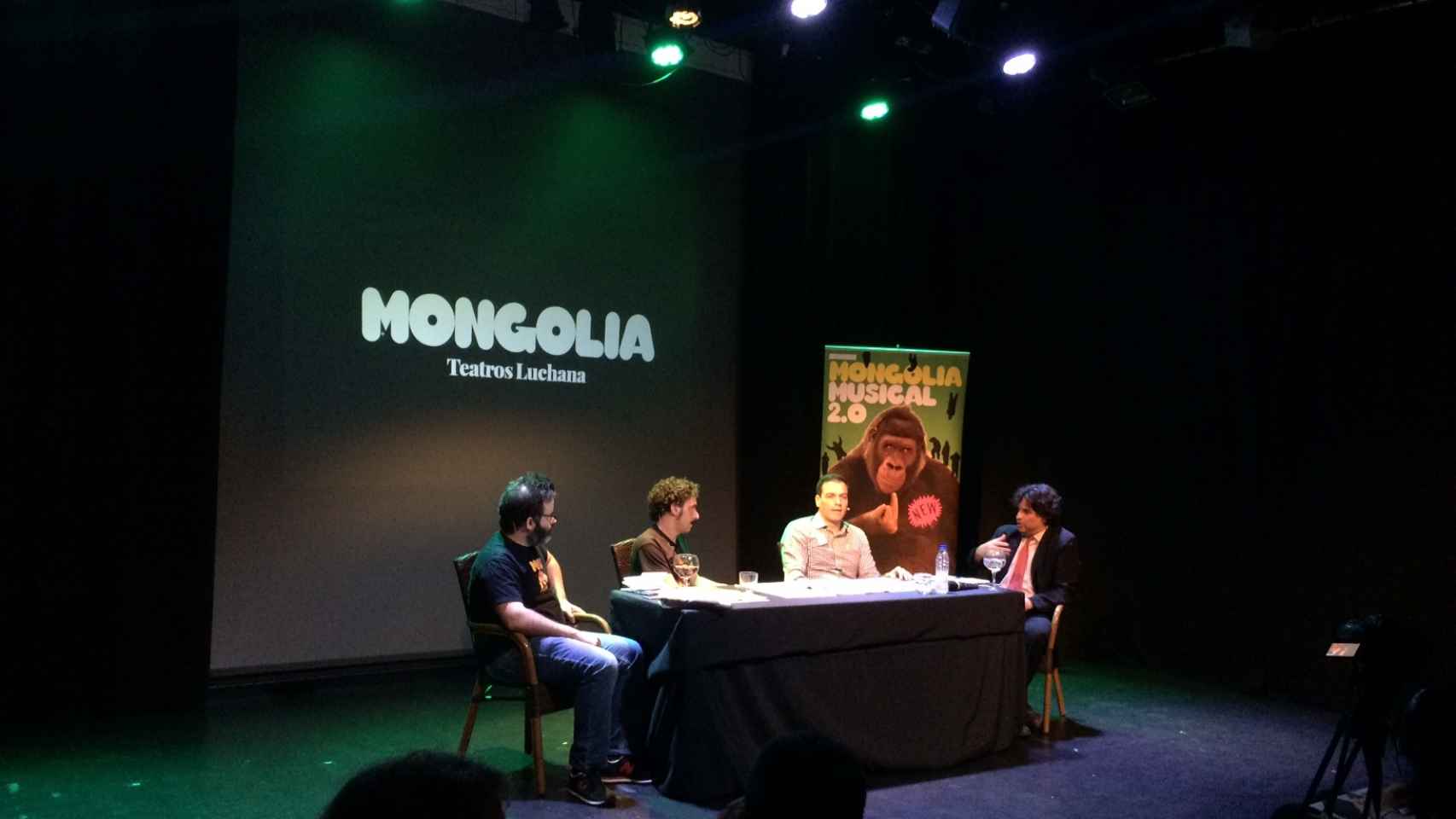 Sánchez, con los responsables de la revista Mongolia en un acto en Madrid.