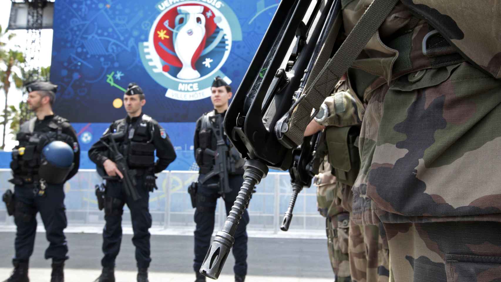 Los agentes de seguridad hacen pruebas de cara a la Eurocopa.