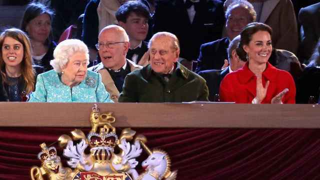 La reina Isabel II, el príncipe Felipe de Edimburgo y la duquesa de Cambrige, Kate Middelton