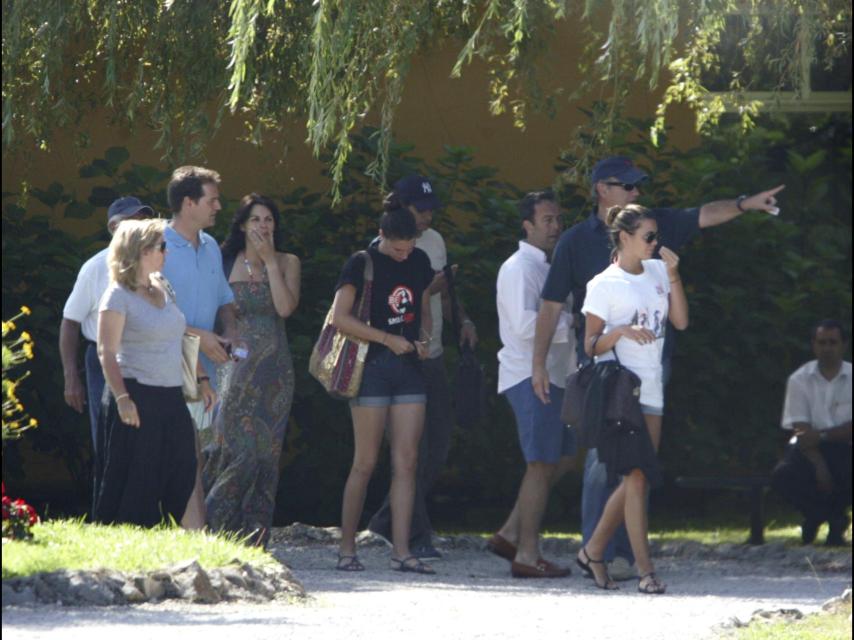 Berrtín y Fabiola con las hijas de la cantante