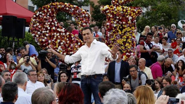 Pedro Sánchez, en el kilómetro cero de la igualdad, la plaza Pedro Zerolo de Madrid.