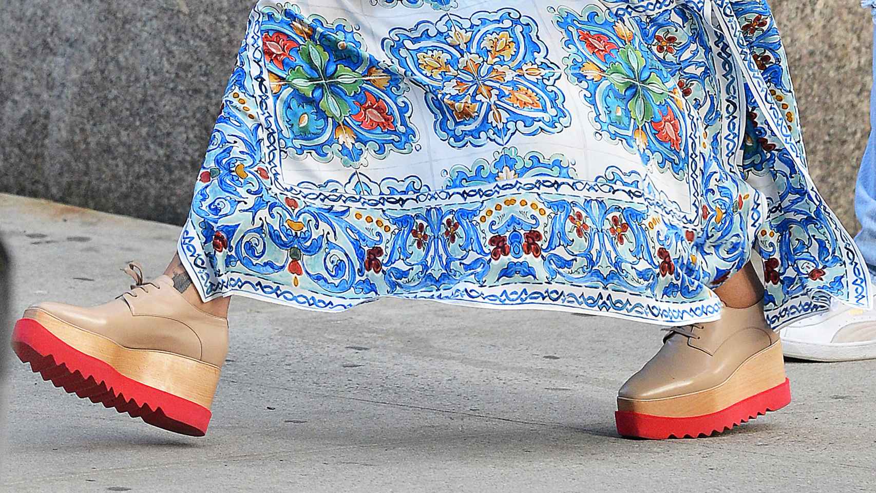 Rihanna con zapatos de plataforma de Stella McCartney.