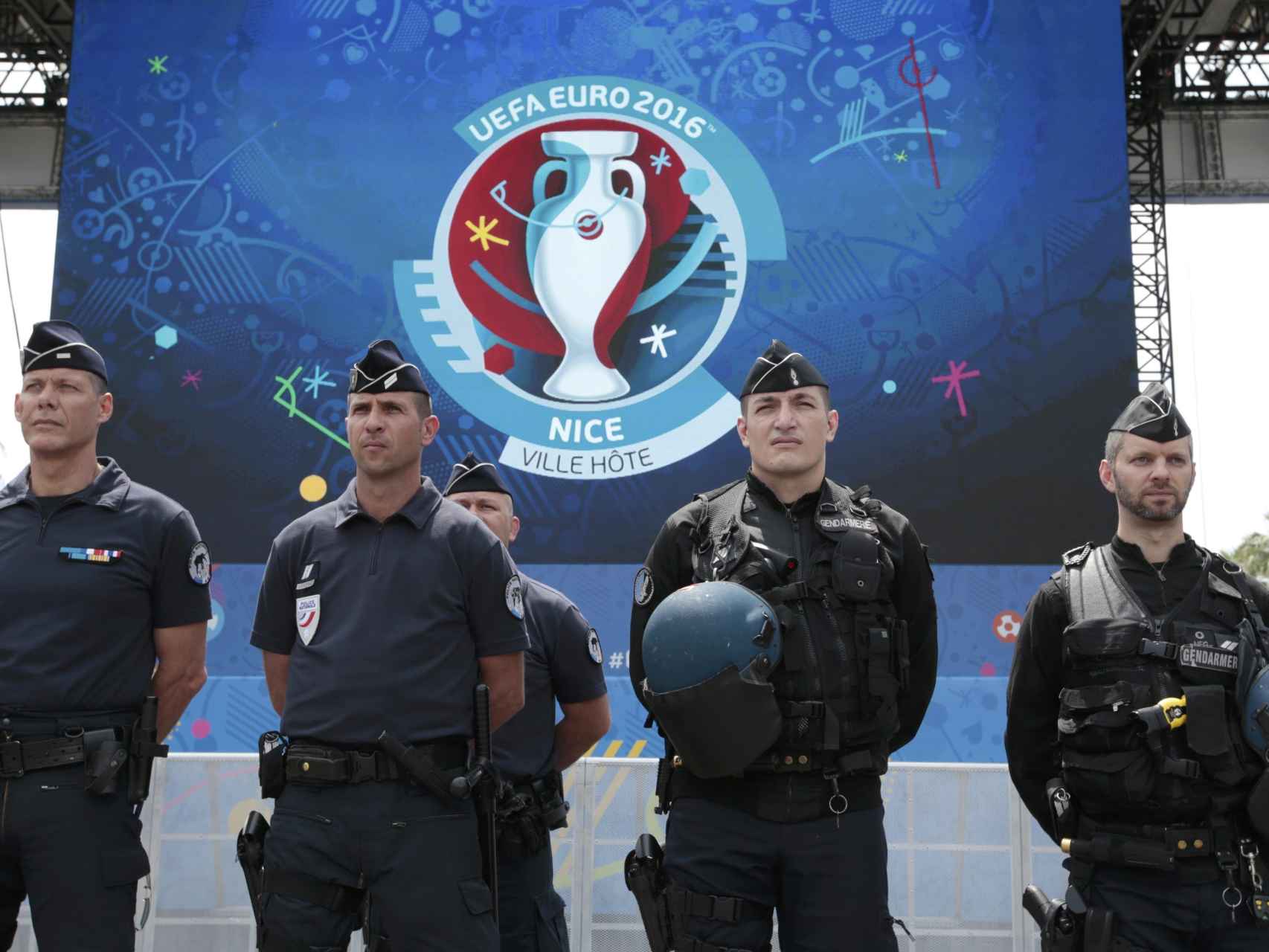Agentes de seguridad para la Eurocopa de 2016.
