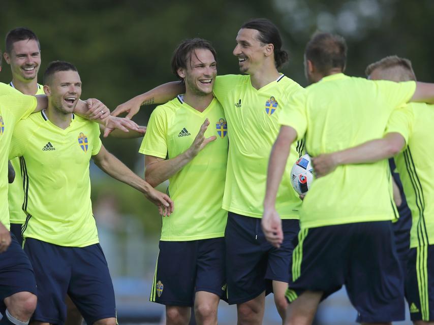 Los jugadores suecos durante un entrenamiento.