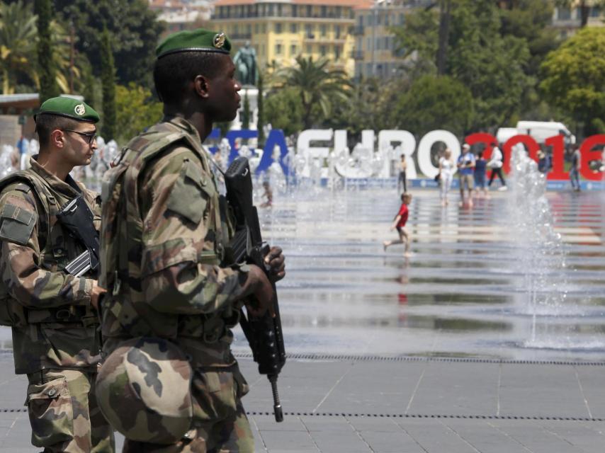 Militares vigilando garantizando la seguridad en la calle.