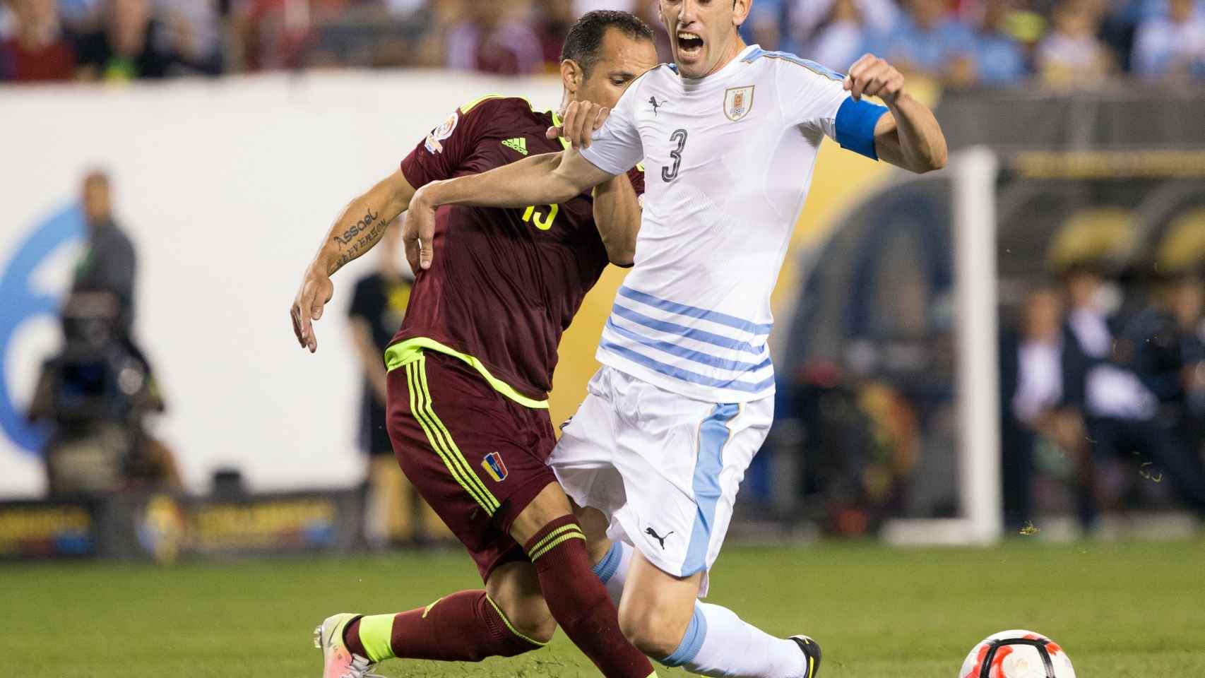 Alejandro Guerra roba un balón a Godín durante el partido.