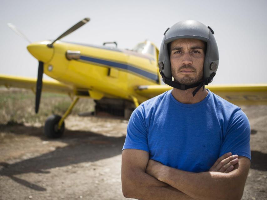 Eder Navacerrada, junto a su avioneta de fumigación.