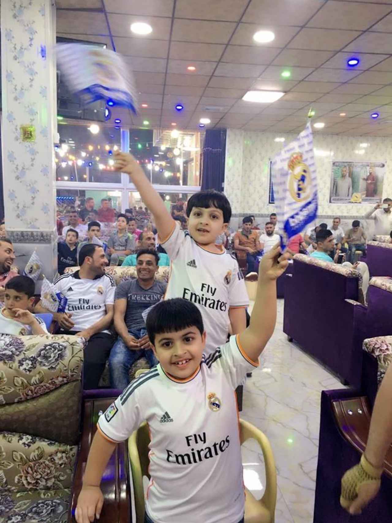 Ali y Muhammad, los hijos de Qasim, en el café Al Furat en la final de Champions 2016.