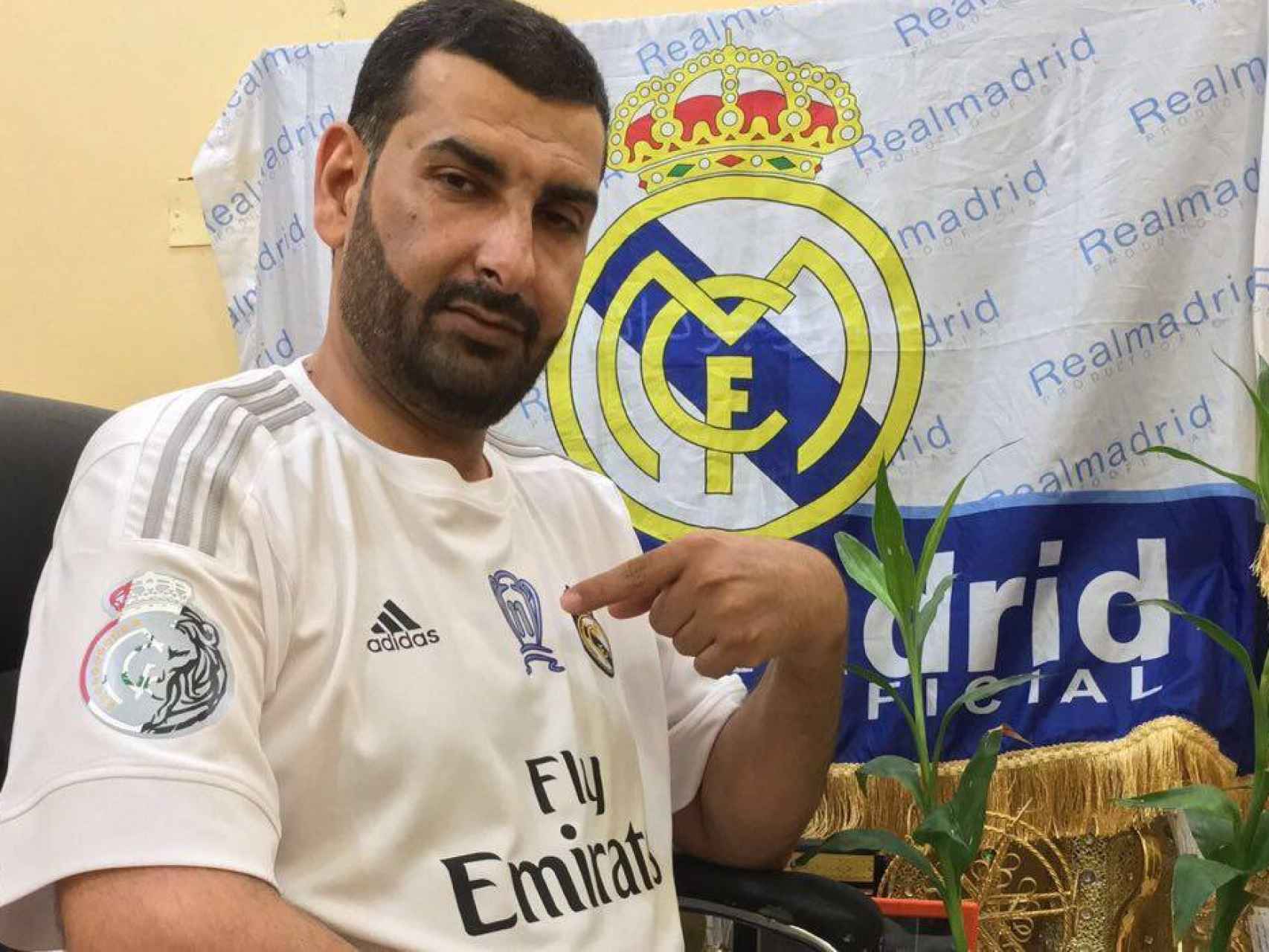 Sabah Alrekaby con su camiseta del Real Madrid en Bagdad.