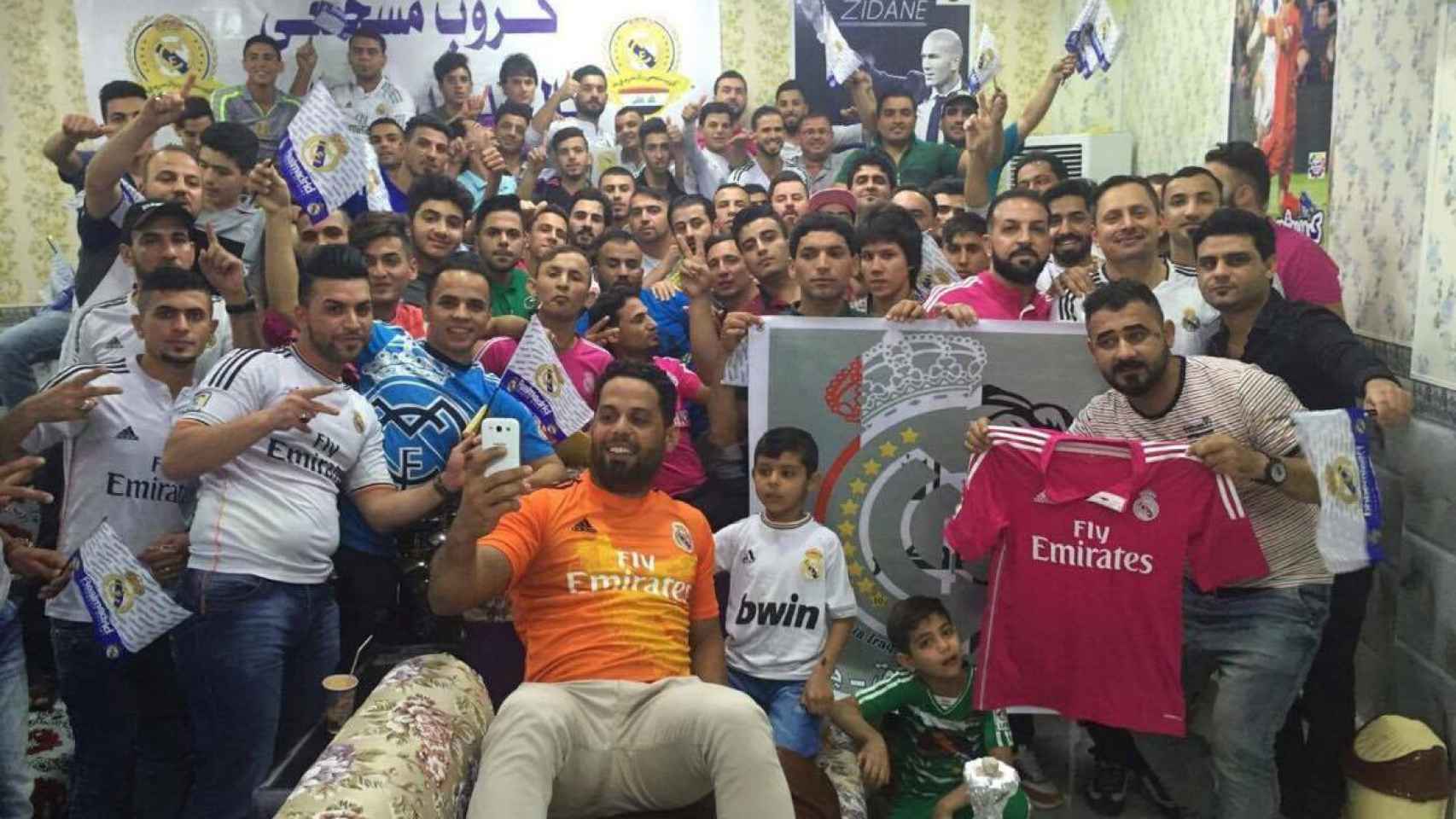 La peña madridista Iraq Blankos en el café Al Farat durante la final de la Champions 2016.