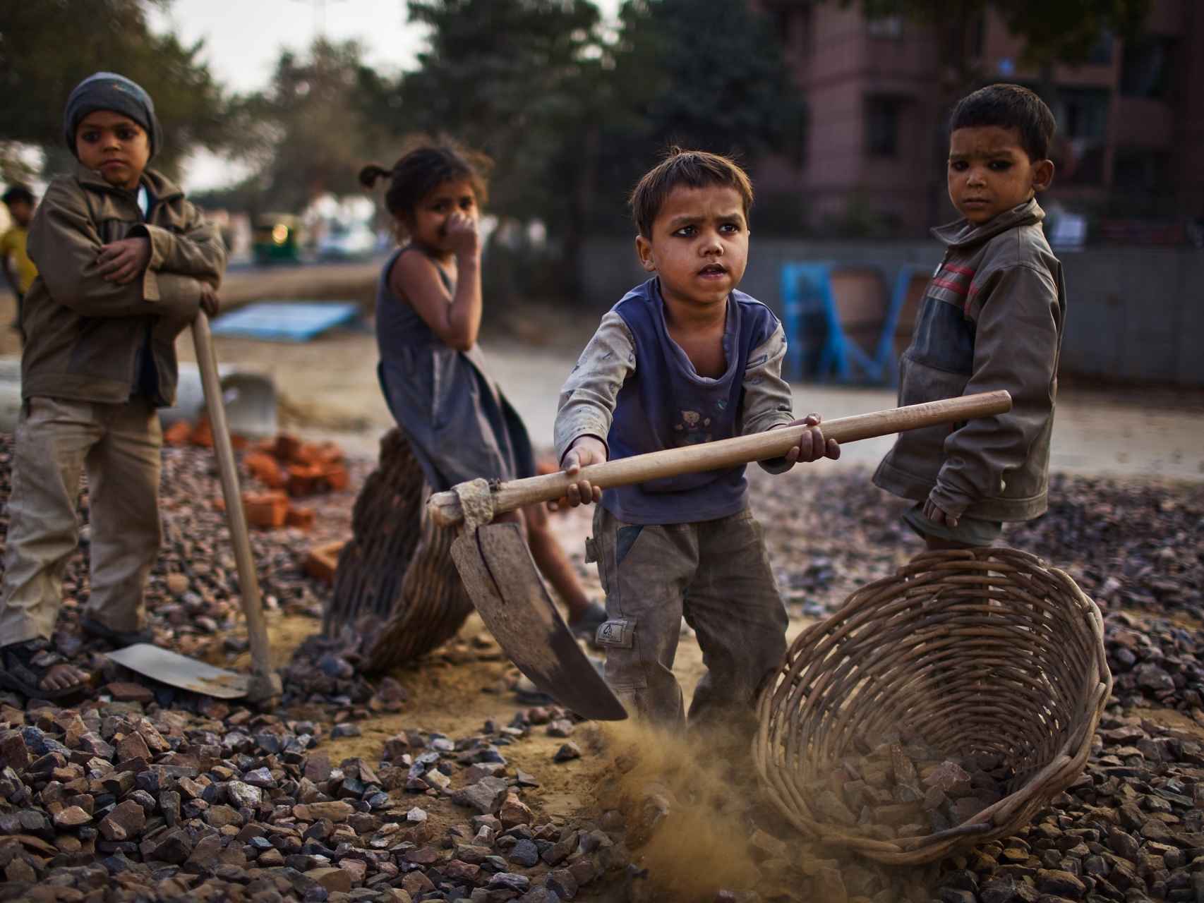 Niños en la India trabajan cerca de sus padres en unas obras en 2010.