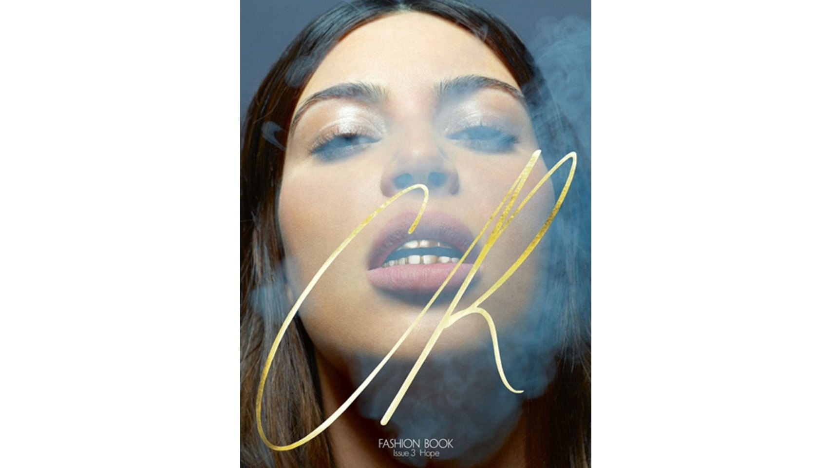Kim Kardashian, posando con dientes dorados para la publicación CR Fashion Book.