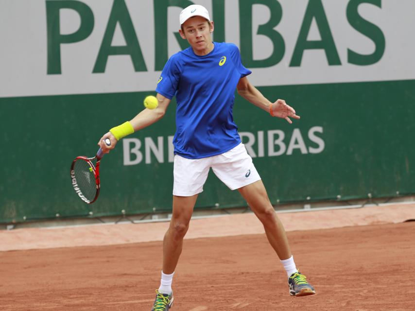 De Miñaur devuelve un golpe en Roland Garros.