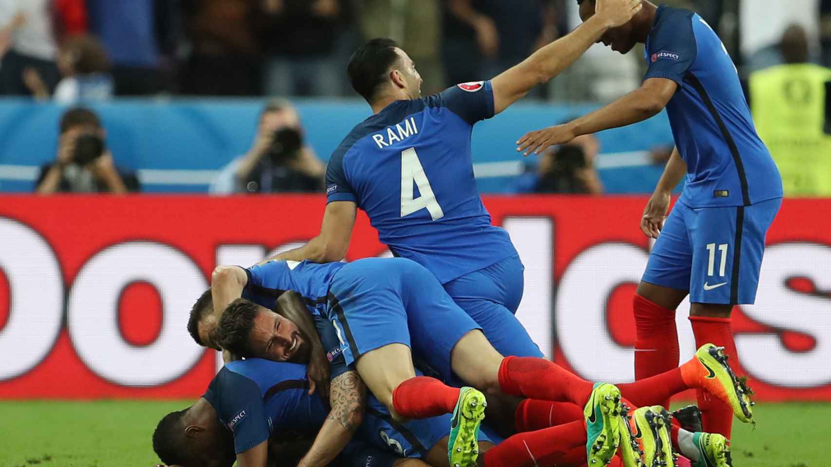 Los jugadores de Francia celebran el gol de Payet.