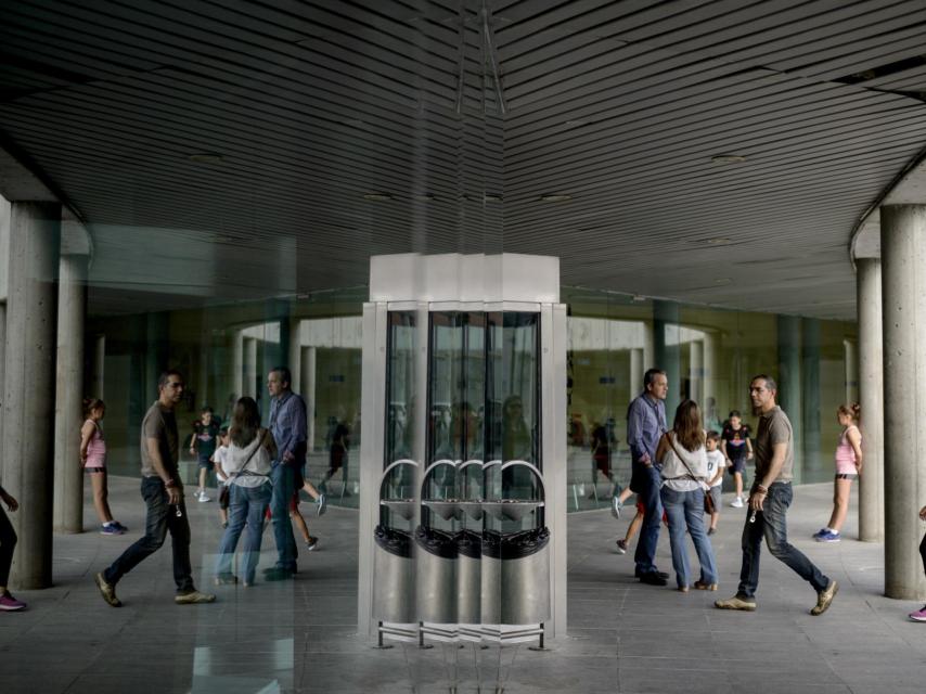 Jóvenes a la entrada del centro cultural de Tres Cantos.