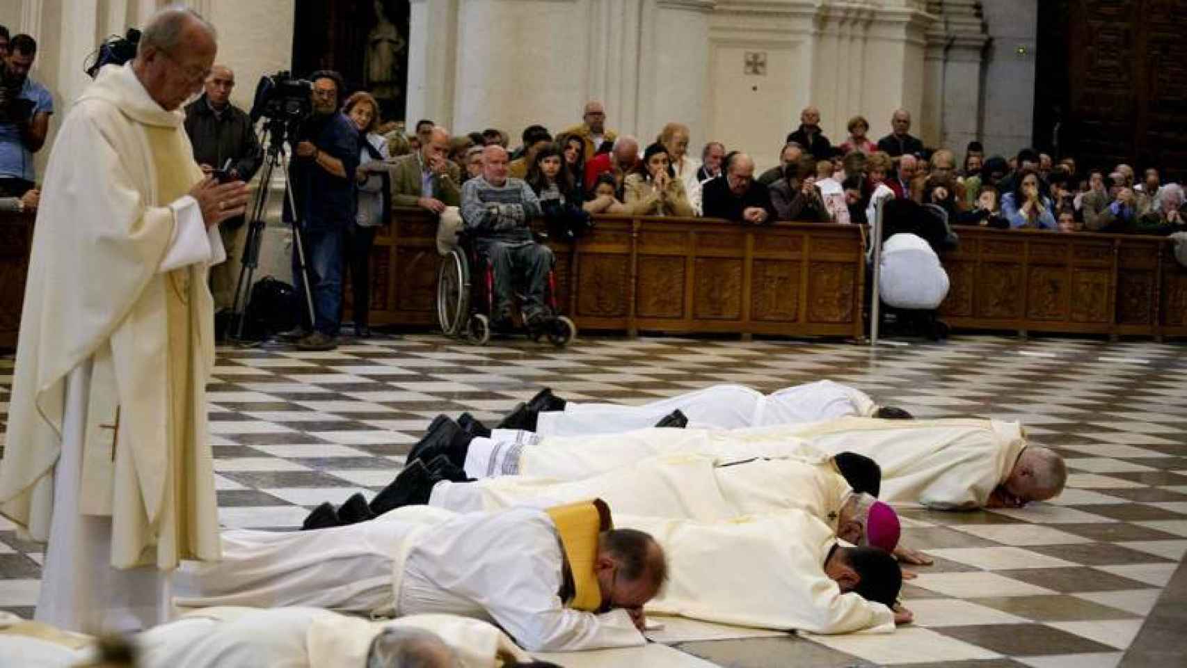 El arzobispo de Granada se postró para pedir perdón por los abusos sexuales en su diócesis