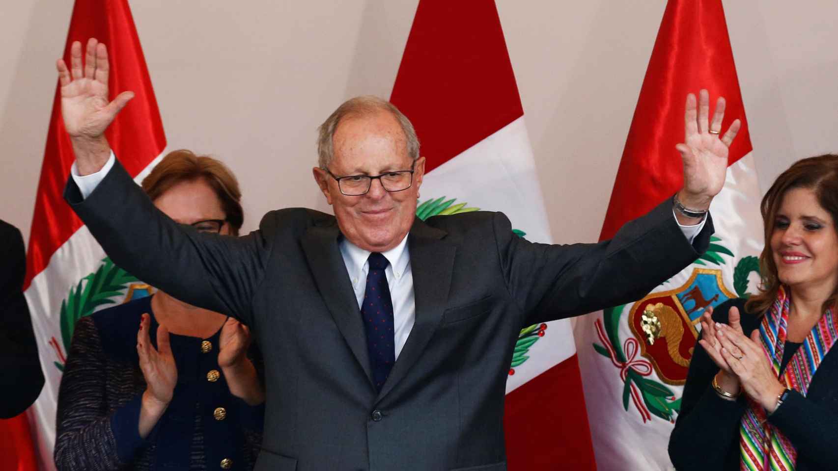 Kuczynski celebra su ajustadísima pero definitiva victoria en las elecciones de Perú.