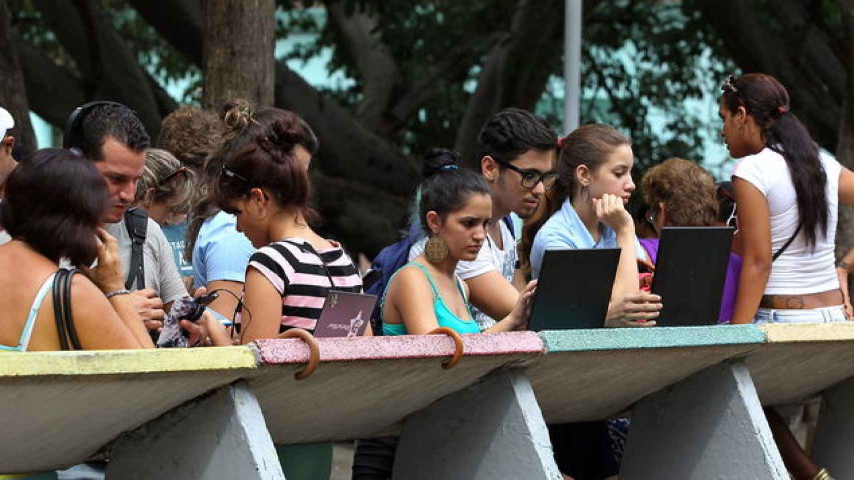 En los puntos wifi de La Habana, se concentran decenas de personas.