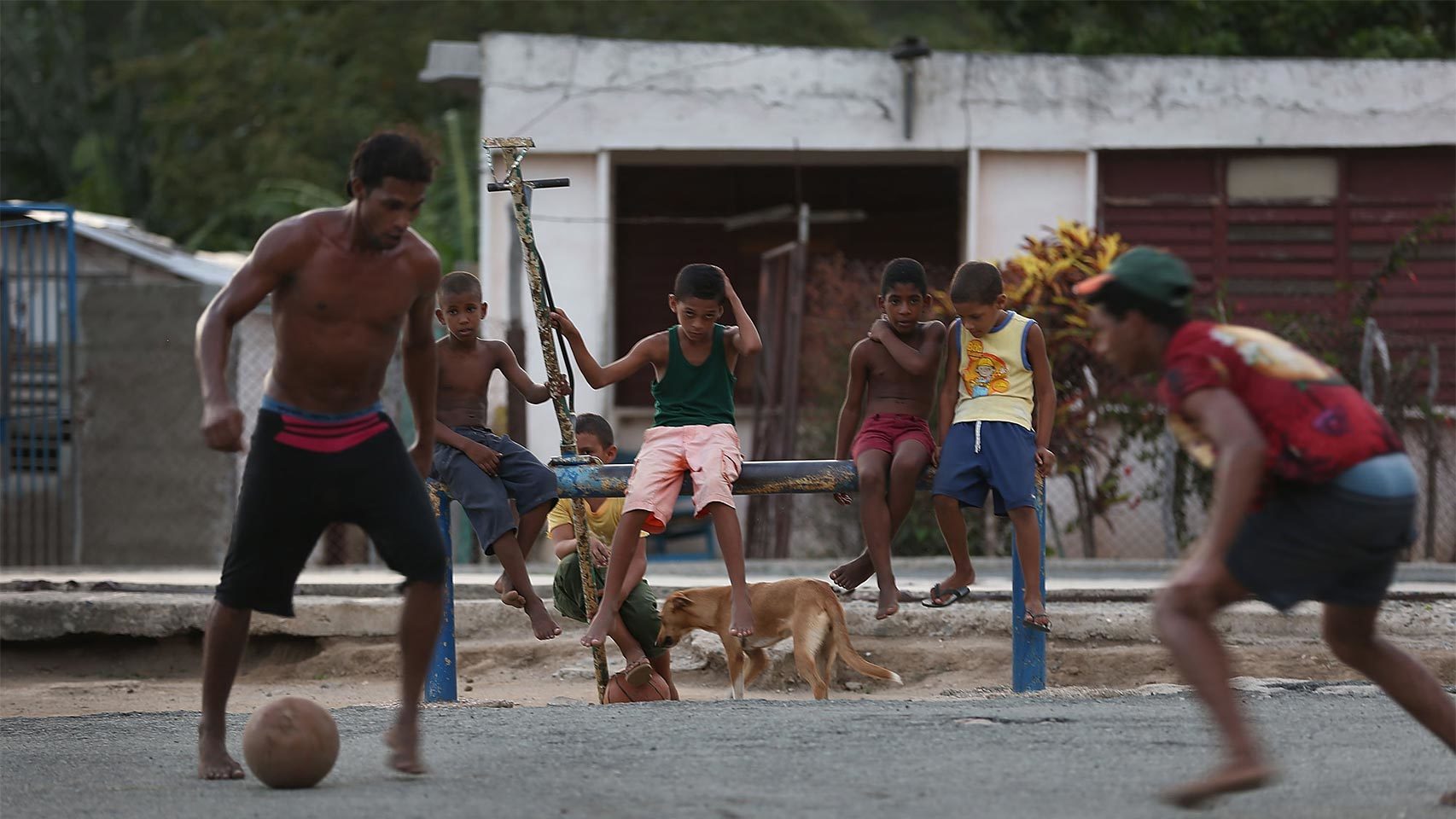 Poco a poco, el fútbol sustituye al béisbol en las calles de Cuba.