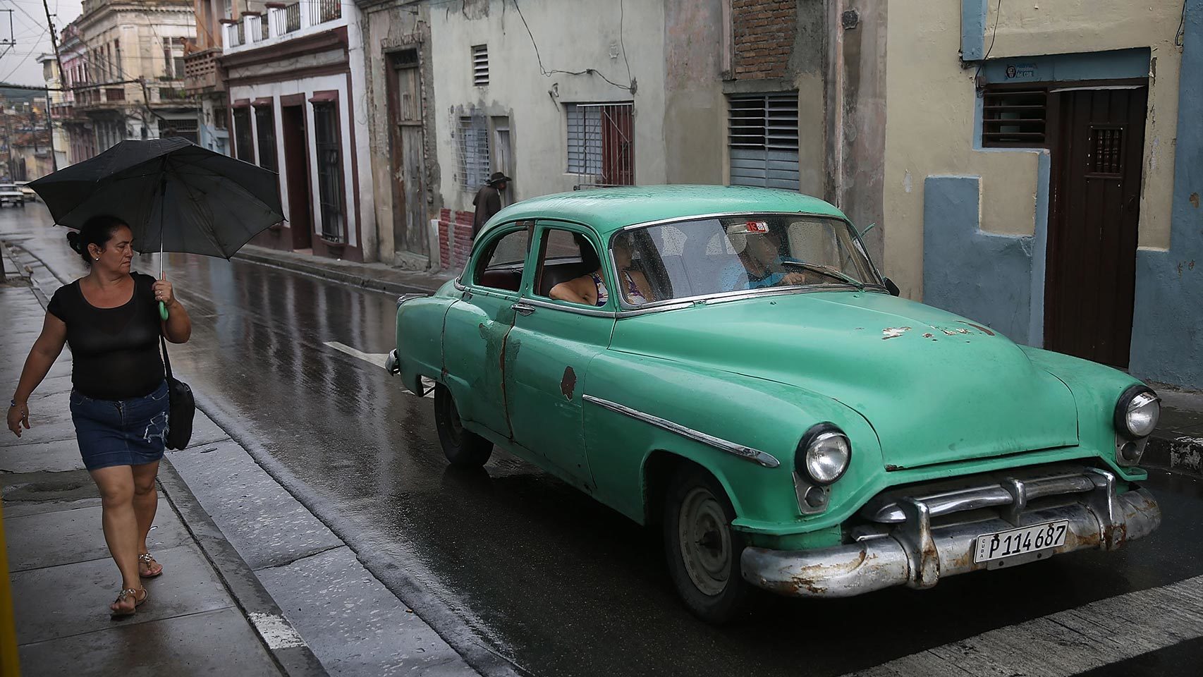 Los coches clásicos de los años cincuenta siguen en las calles de Santiago de Cuba.