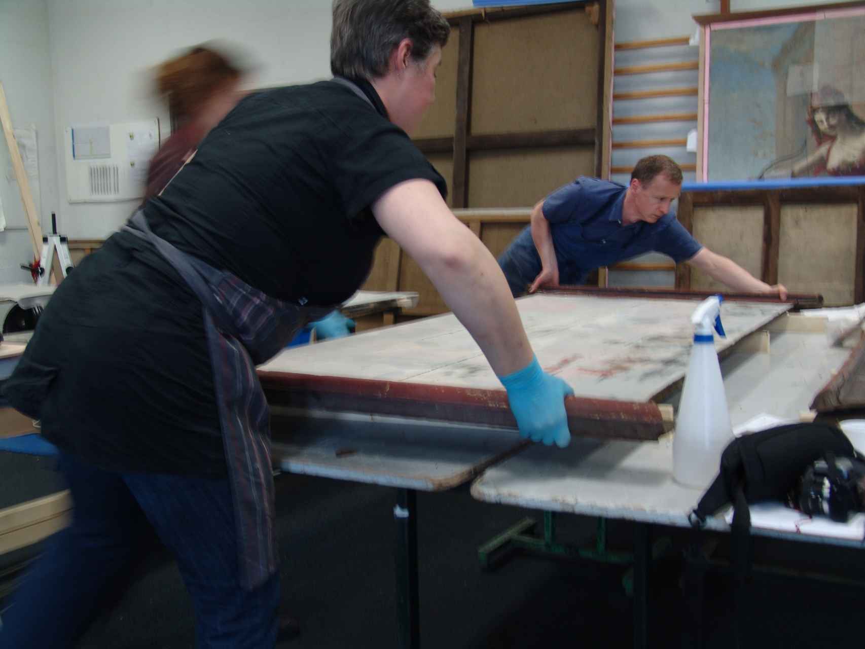 Los voluntarios trabajan para secar las obras.