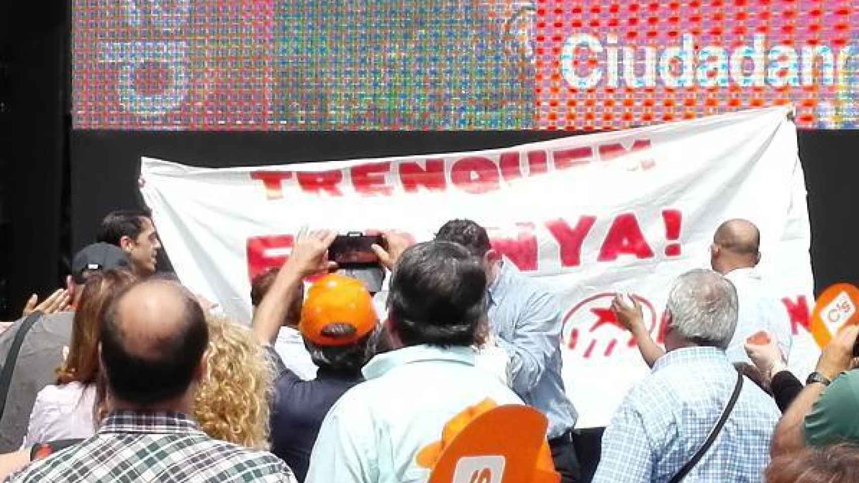 Pancarta que los boicoteadores han mostrado en el acto