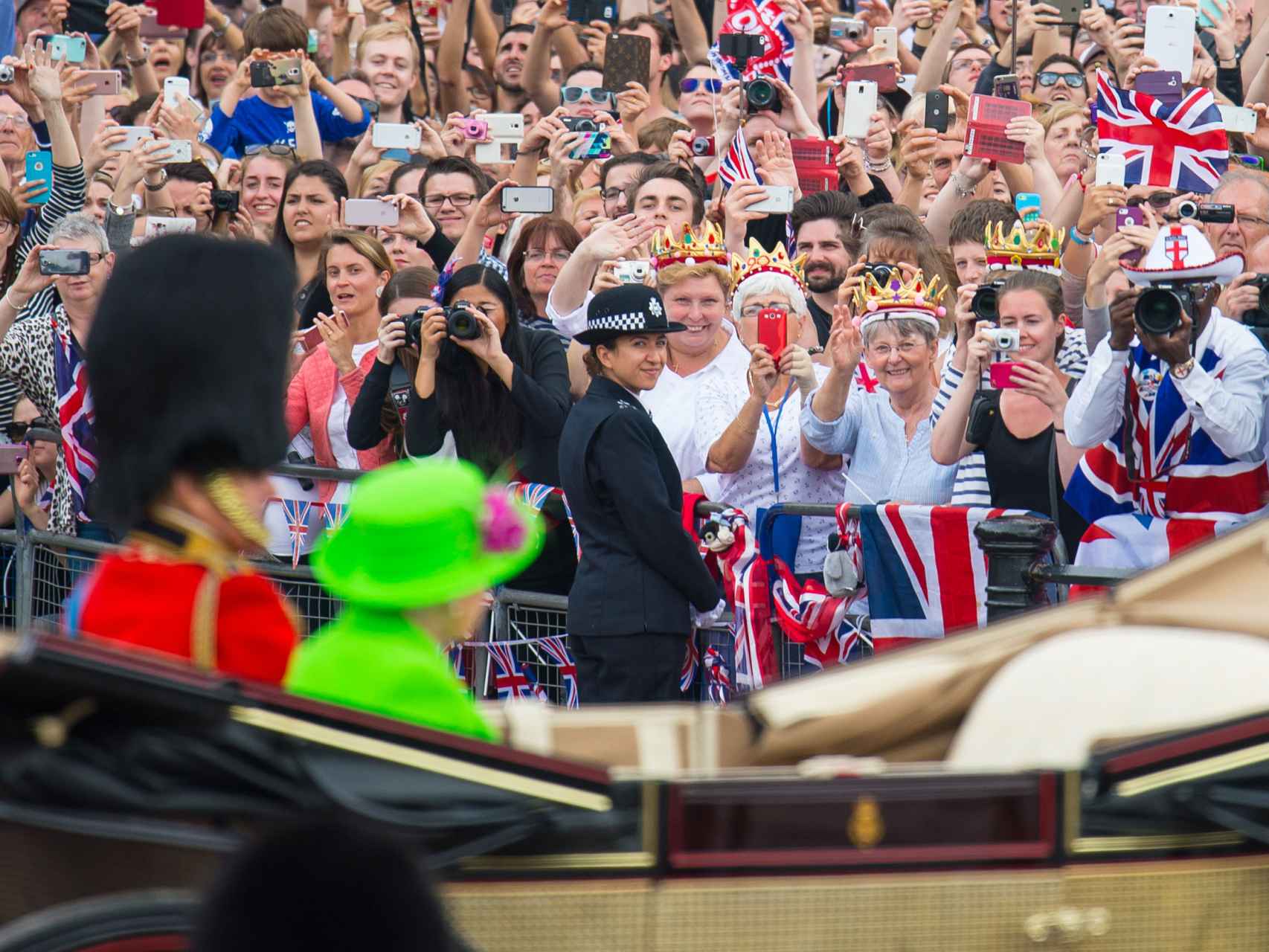 La reina Isabel II y Felipe de Edimburgo dándose un baño de masas