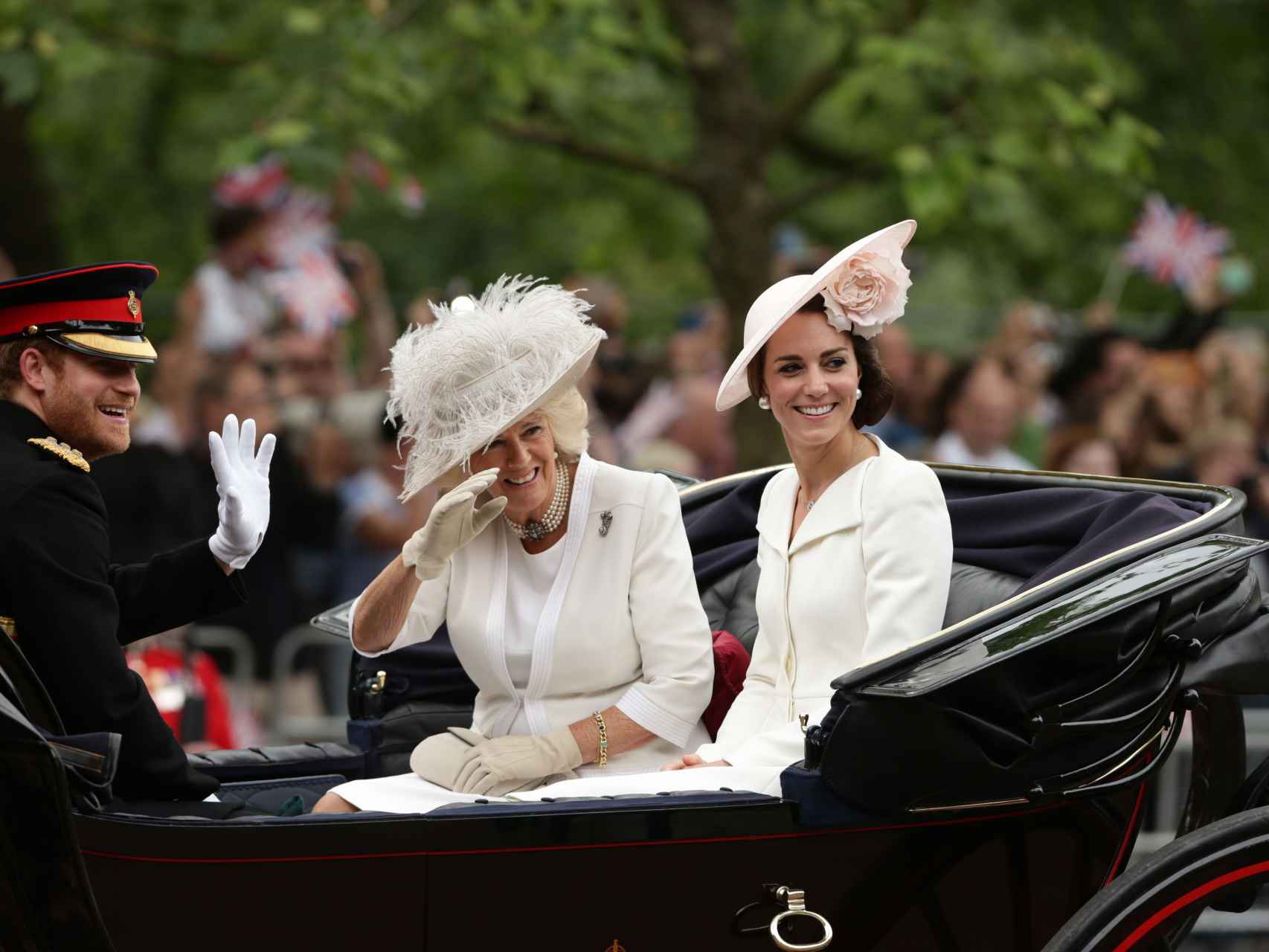 El príncipe Harry con Camila Parker Bowls y la duquesa de Cambridge Kate Middelton