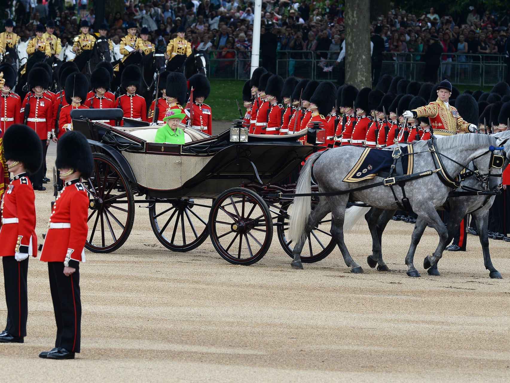 La Guardia Real saluda a la reina Isabel II