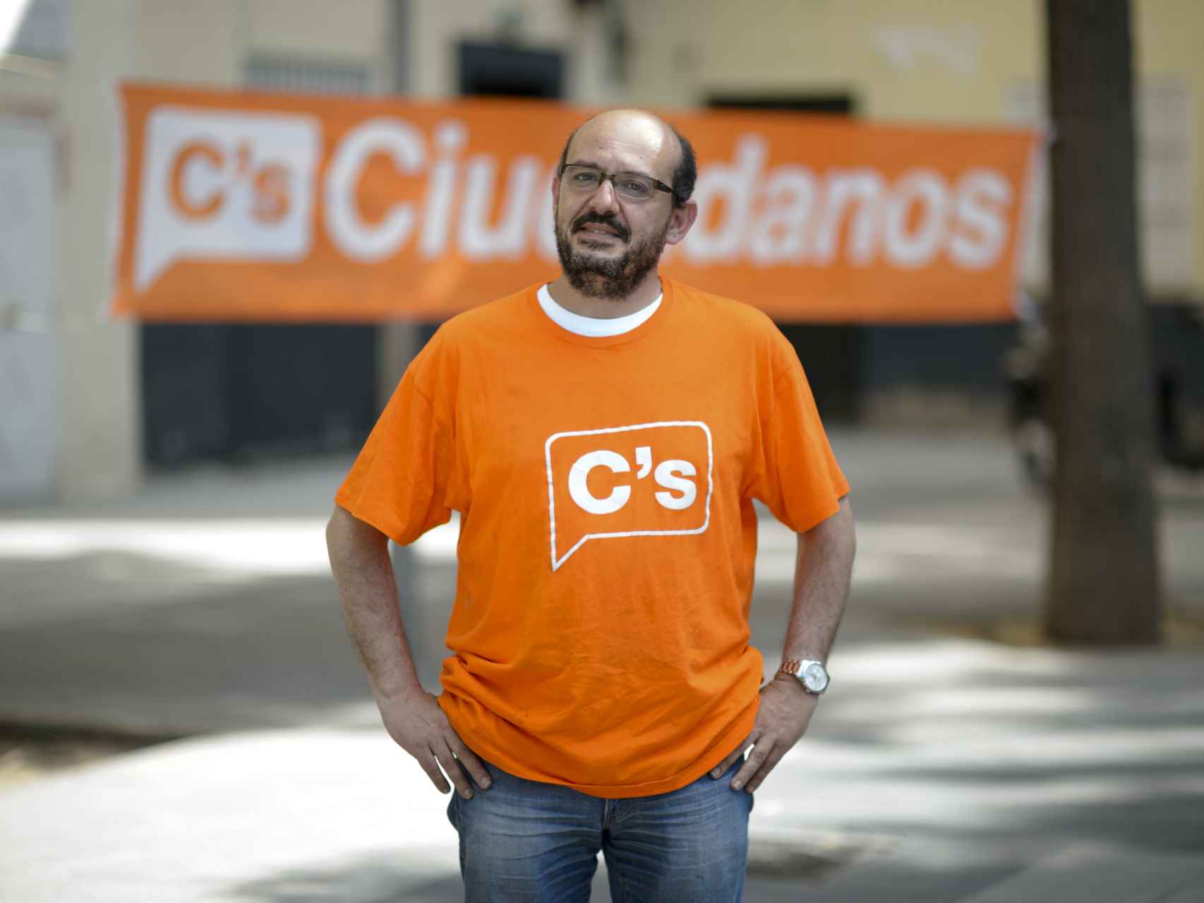 Alberto Álvarez, frente a la mesa informativa en Vallecas.