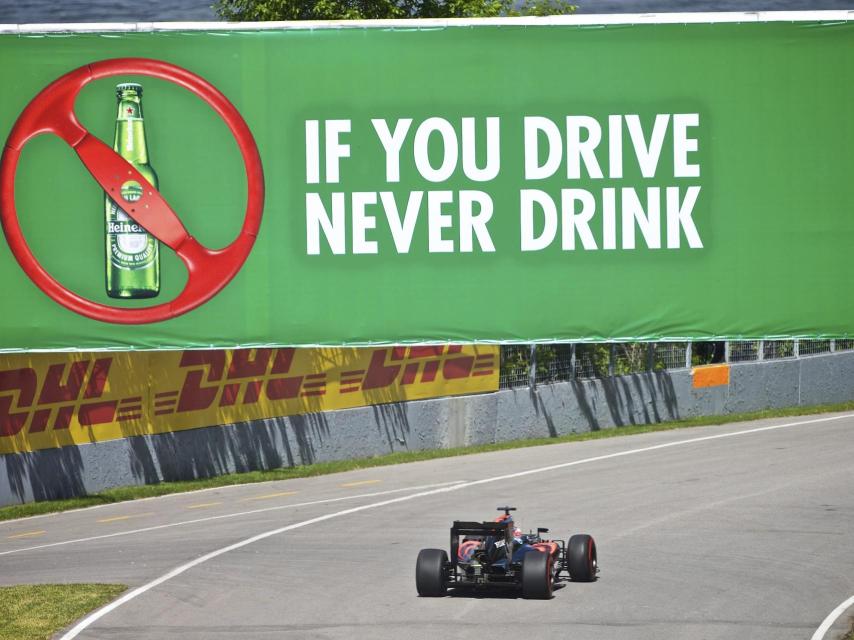 Alonso en el horizonte con su McLaren-Honda en los entrenos de Canadá.