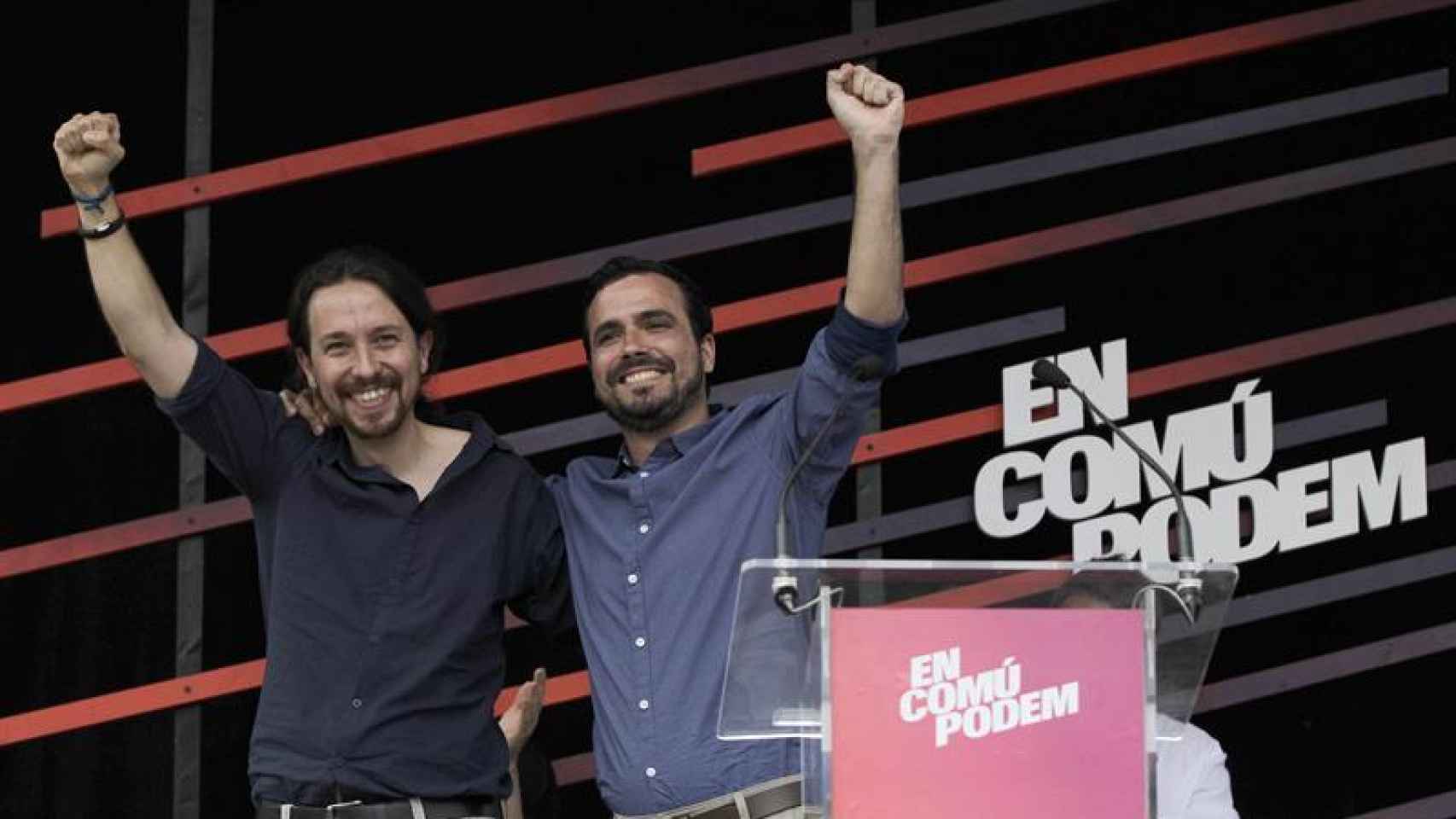 El candidato a presidente por Unidos Podemos, Pablo Iglesias, acompañado de Alberto Garzón en el acto de Barcelona.