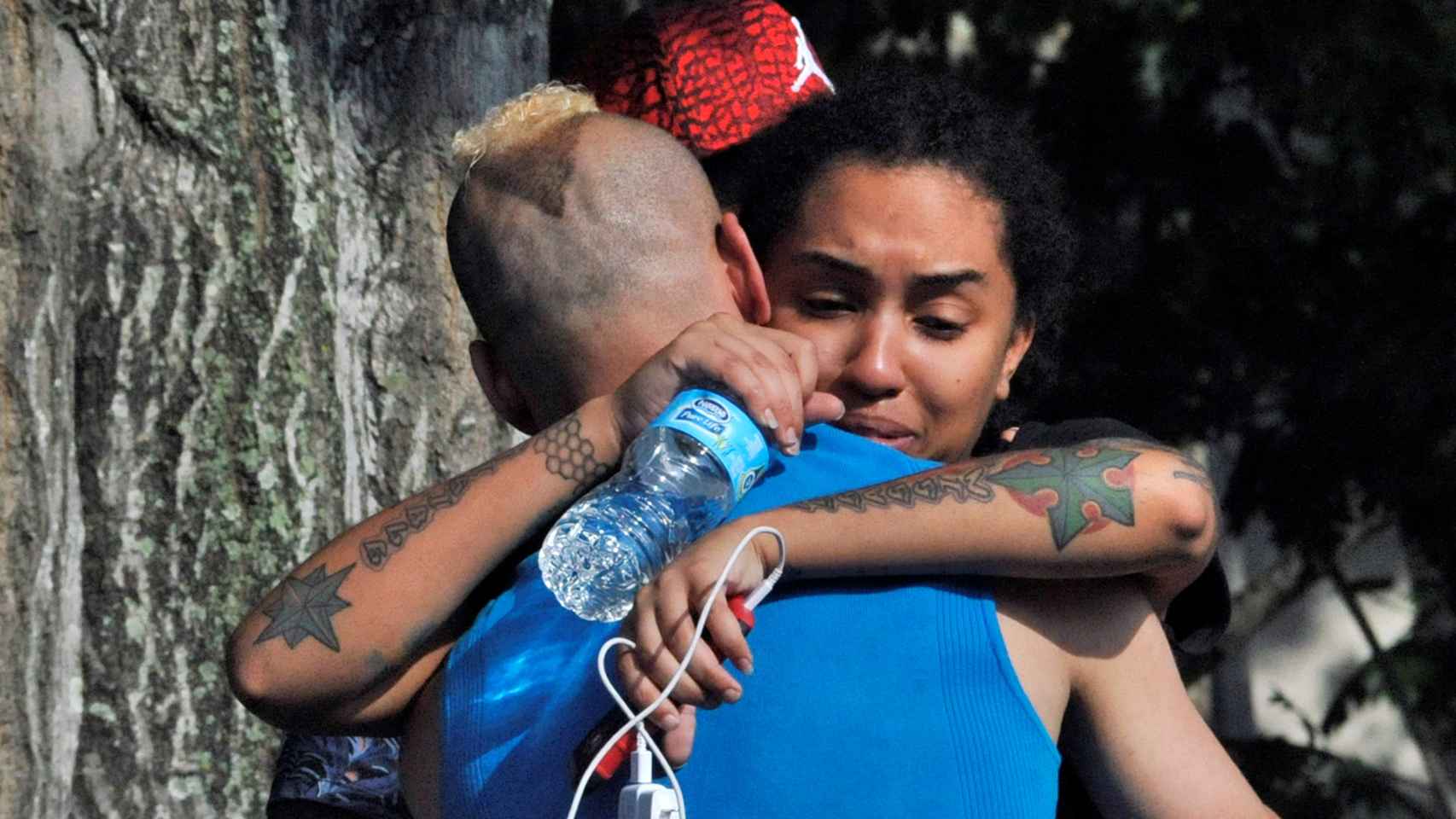 Los familiares de las víctimas esperan más información cerca de la comisaría de Orlando