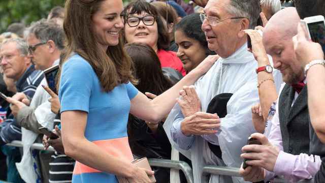 La duquesa de Cambridge saludando a los londinenses
