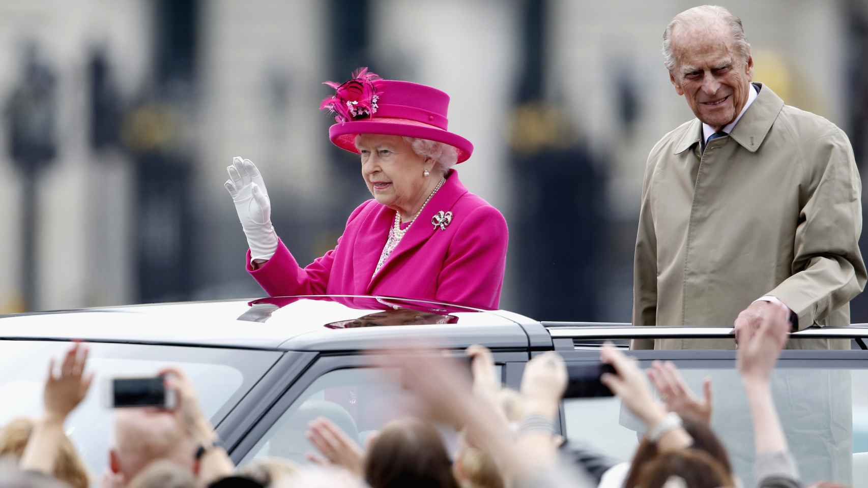 La reina Isabel II y Felipe de Edimburgo por las calles de Londres