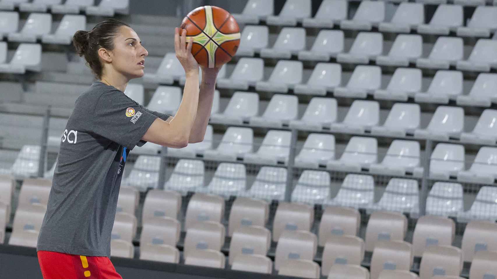 Alba Torrens en el primer entrenamiento de España en Nantes.