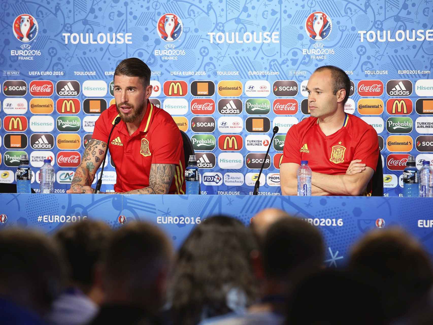 Ramos e Iniesta en rueda de prensa en Toulouse.