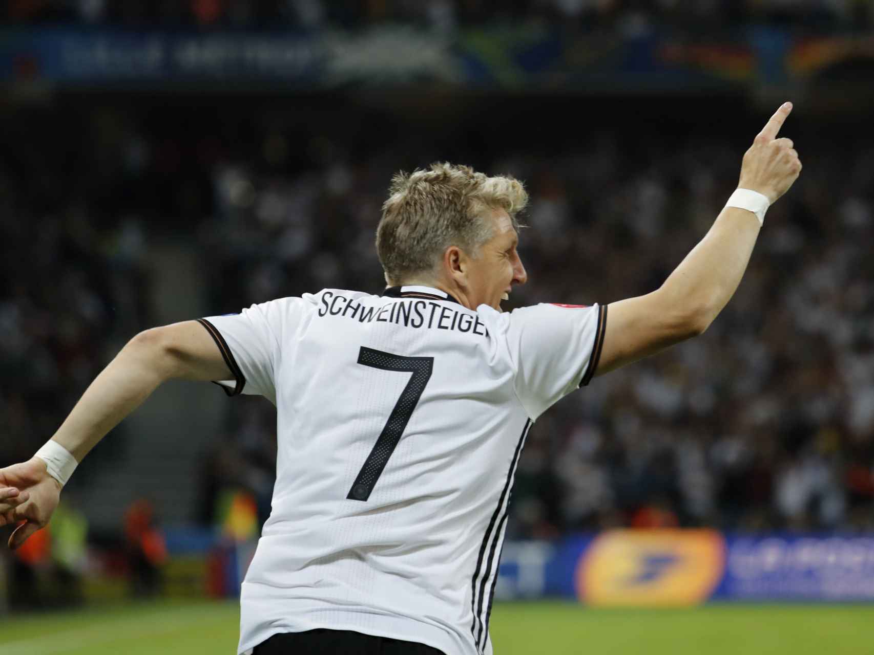 Schweinsteiger celebra el gol de la victoria para Alemania.