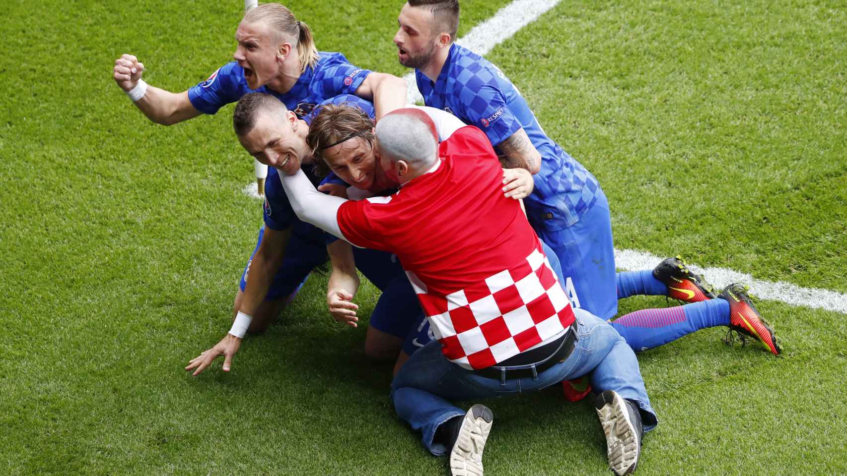 Un aficionado celebra el gol con Modric.