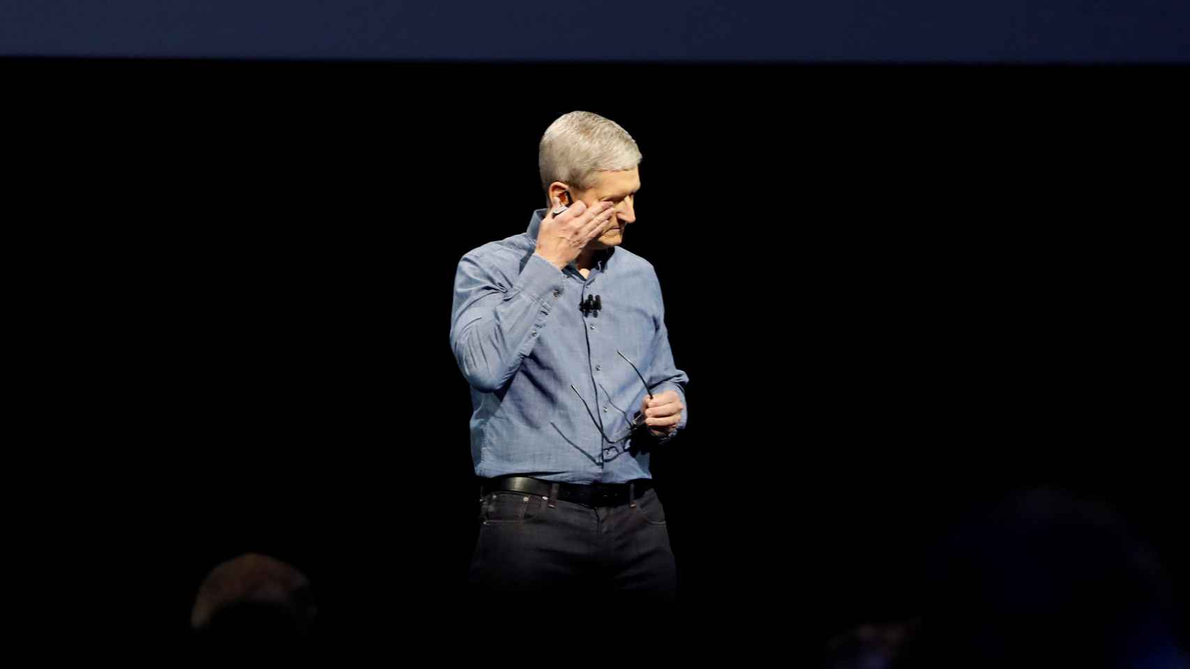 El CEO de Apple, Tim Cook, se seca las lágrimas recordando la masacre de Orlando.