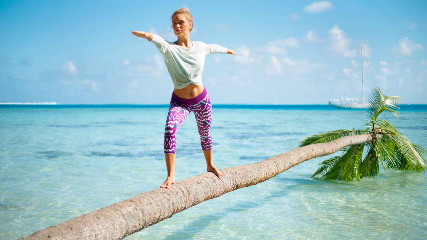 Modelo de Roxy practicando Yoga en la playa.