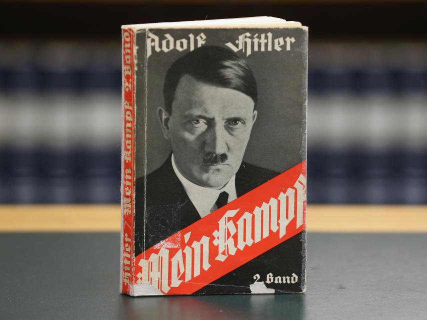 El Mein Kampf, la biblia del nazismo, escrito por Adolf Hitler durante su estancia en la cárcel.