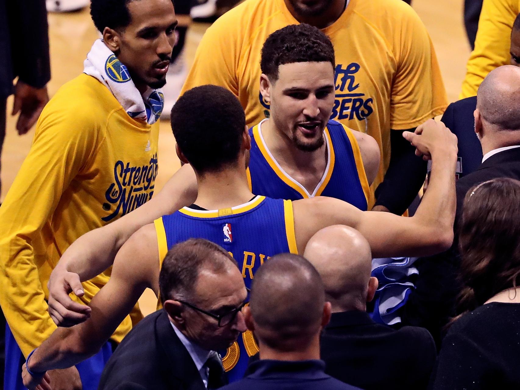 Curry y Thompson se abrazan tras un partido.