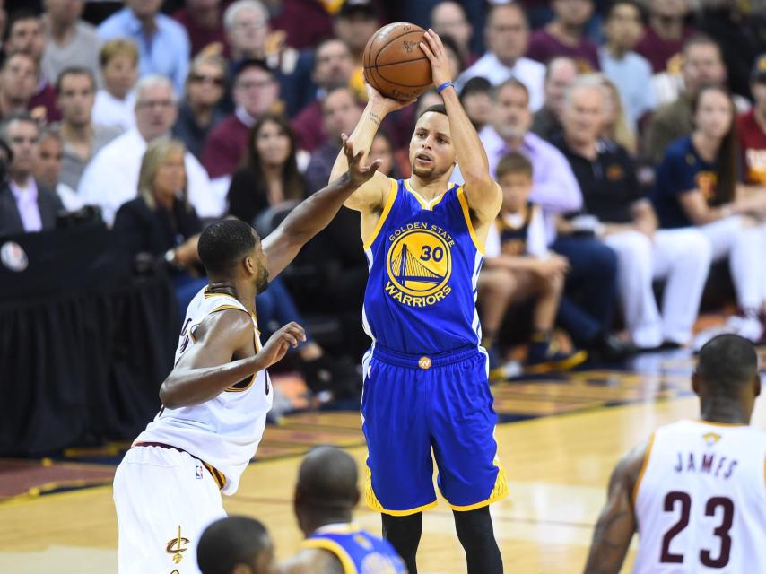 Curry lanzando ante los Cleveland Cavaliers.