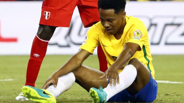 Elias, sentado durante un momento del partido ante Perú.