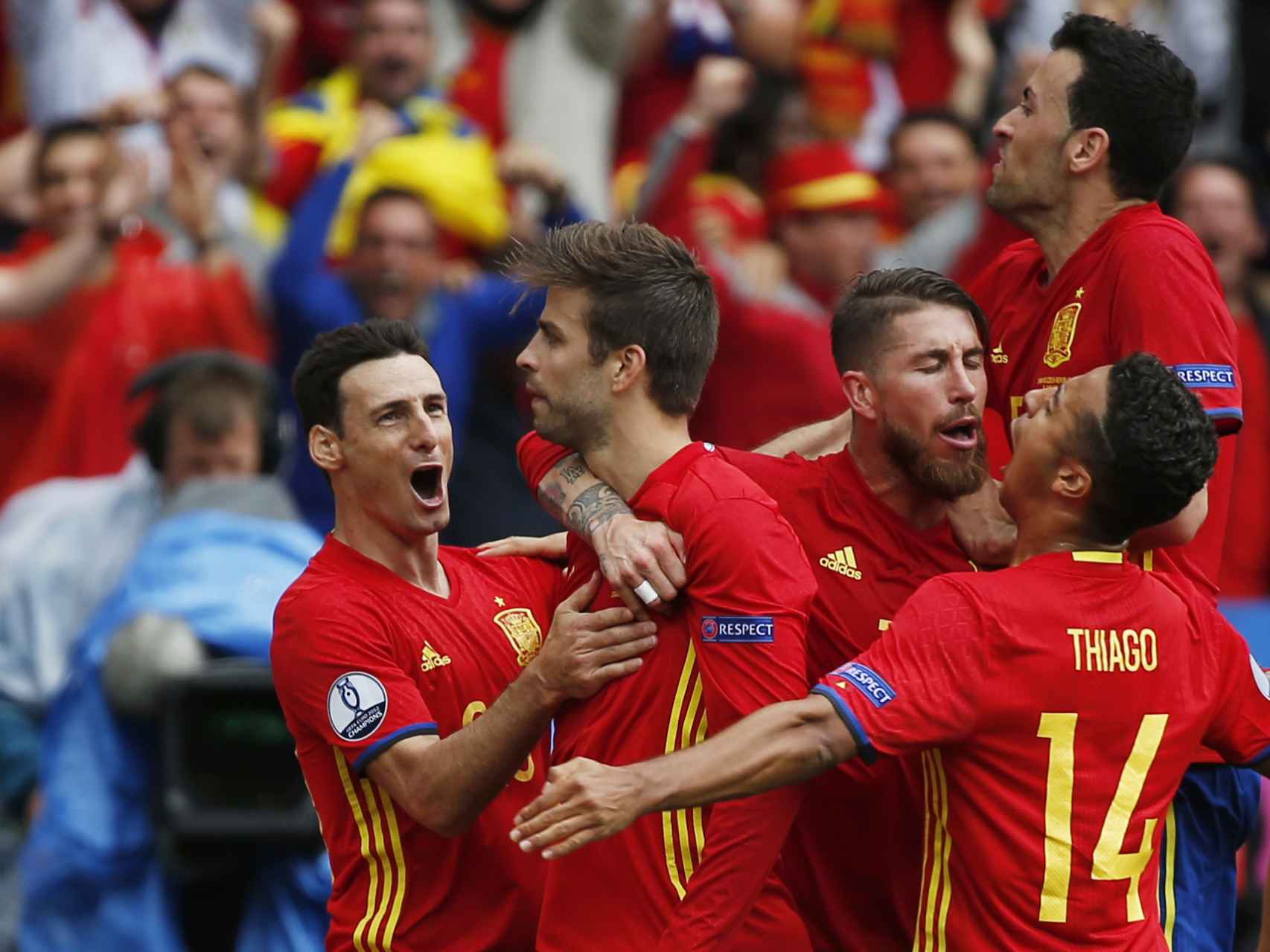 Gerard Piqué celebra su gol junto al resto de la selección.