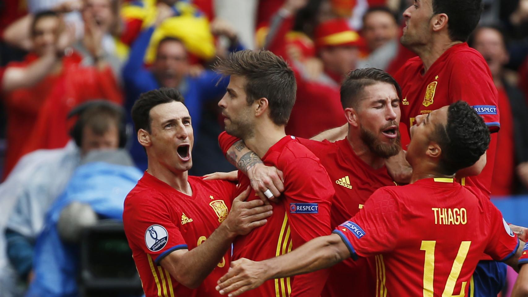 Piqué celebra su gol con España.