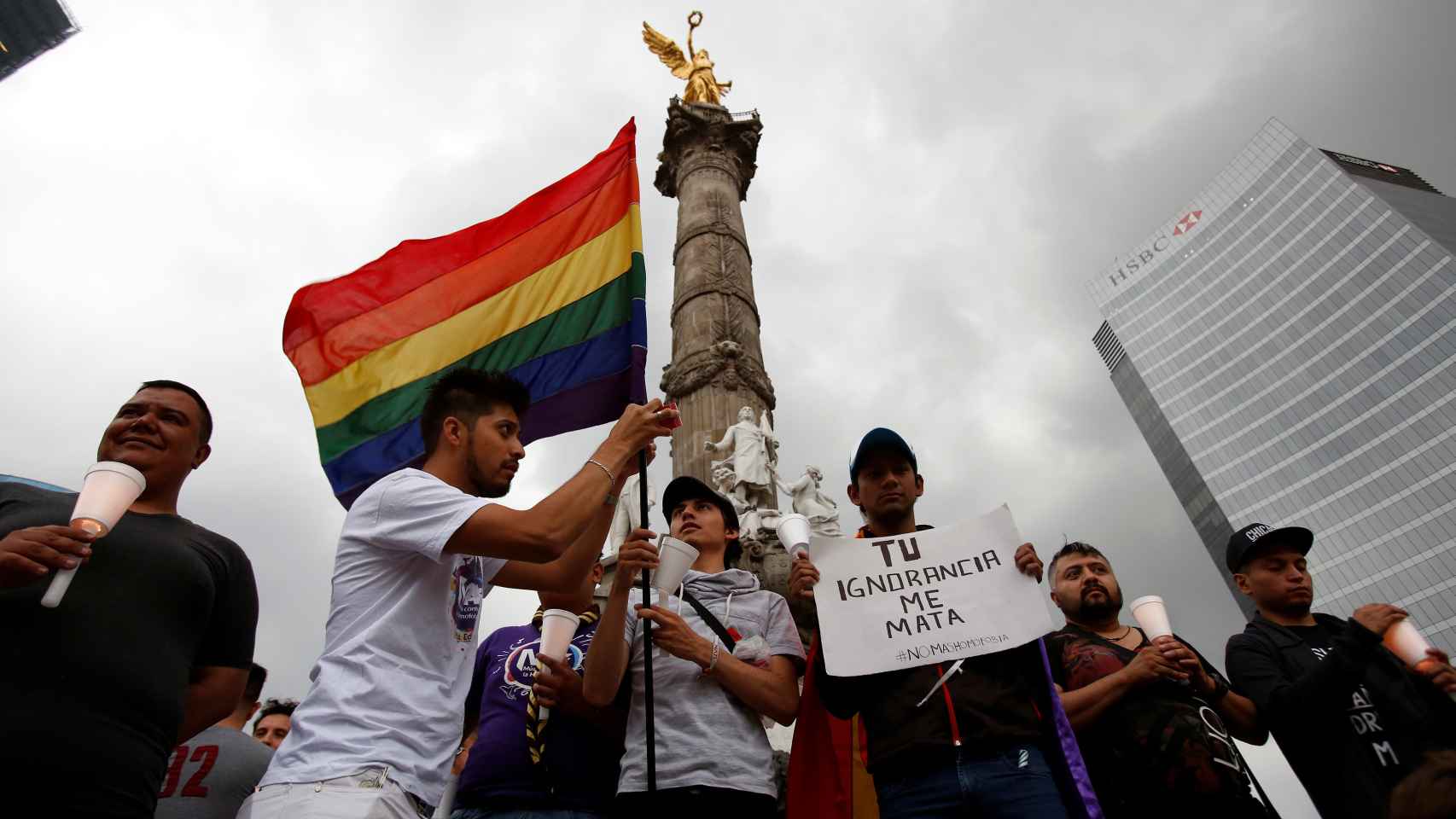 Miembros de la comunidad LGTB muestran su apoyo a las víctimas de Orlando