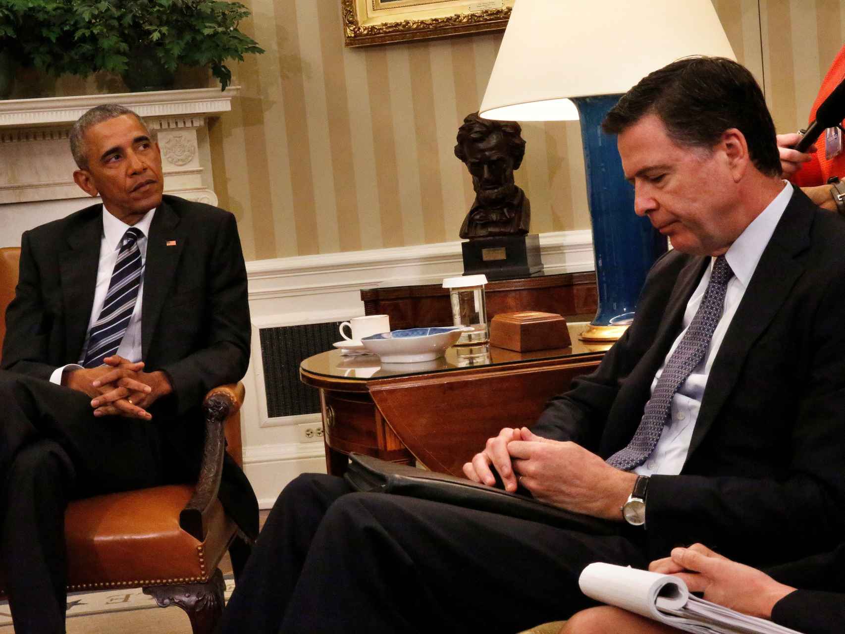 Barack Obama, este lunes durante una reunión en el Despacho Oval con el director del FBI